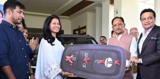 इंडियन वूमेन क्रिकेट की फिजियोथेरेपिस्ट आकांक्षा सत्यवंशी को सीएम साय ने टाटा सिएरा कार की गिफ्ट की…. छग की रहने वाली है आकांक्षा…..