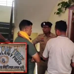 Facebook पर दोस्ती हुई, फिर शादीशुदा पुलिस कांस्टेबल से हुआ प्रेम….. शादी करके घर बसाने का बना रही थी दबाव…. पुलिस कांस्टेबल ने माना कर दिया तो उसके पुलिस क्वार्टर में घुसकर उसकी पत्नी और 9 साल की बेटी को चाकू से गोदकर मार डाला…… दुर्ग की पुलिस कॉलोनी की दिल दहला देने वाली घटना……