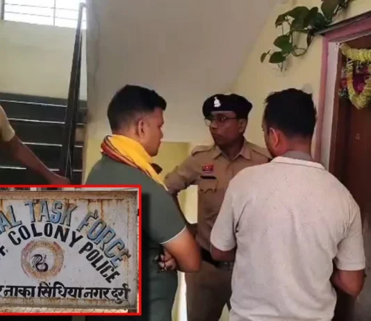 Facebook पर दोस्ती हुई, फिर शादीशुदा पुलिस कांस्टेबल से हुआ प्रेम….. शादी करके घर बसाने का बना रही थी दबाव…. पुलिस कांस्टेबल ने माना कर दिया तो उसके पुलिस क्वार्टर में घुसकर उसकी पत्नी और 9 साल की बेटी को चाकू से गोदकर मार डाला…… दुर्ग की पुलिस कॉलोनी की दिल दहला देने वाली घटना……