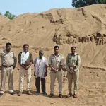 रेत के अवैध उत्खनन पर बड़ी कार्रवाई, पोकलैंड मशीन और अवैध रेत के डिपॉजिट जब्त…..
