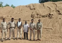 रेत के अवैध उत्खनन पर बड़ी कार्रवाई, पोकलैंड मशीन और अवैध रेत के डिपॉजिट जब्त…..
