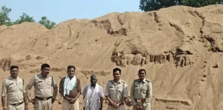 रेत के अवैध उत्खनन पर बड़ी कार्रवाई, पोकलैंड मशीन और अवैध रेत के डिपॉजिट जब्त…..