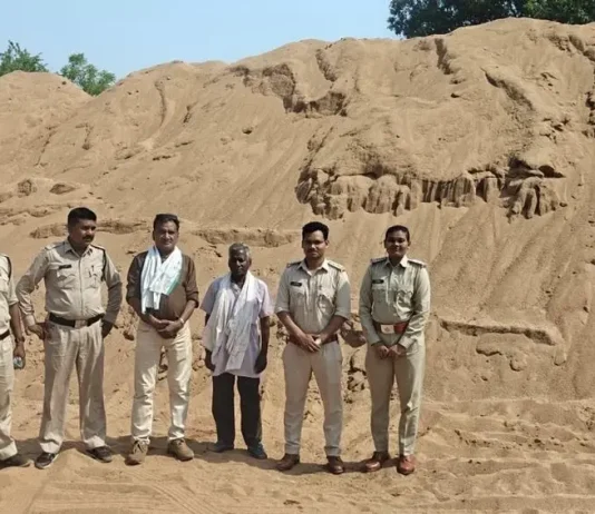 रेत के अवैध उत्खनन पर बड़ी कार्रवाई, पोकलैंड मशीन और अवैध रेत के डिपॉजिट जब्त…..