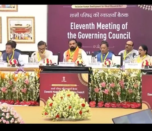 अब सरकार का फोकस बस्तर पर…. बस्तर में डेयरी मॉडल कर रहे लागू…..हर घर में गाय, भैंस और दुधारू पशुओं से दूध उत्पादन का टारगेट….अभी मासिक प्रति व्यक्ति आय 15 हजार….30 हजार करने का लक्ष्य….. खेती किसानी पर भी फोकस…..नीति आयोग की बैठक में सीएम साय ने बस्तर मॉडल का दिया प्रेजेंटेशन…..
