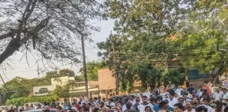सेंट्रल जेल में कैद 21 साल के छात्र ने हाई कोर्ट के चीफ जस्टिस रमेश सिन्हा के आदेश पर पुलिस की सुरक्षा में दिया NEET का एग्जाम….. रायपुर के 25 परीक्षा केंद्रों में 9 हजार छात्रों ने दिलाई परीक्षा…..