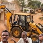 नया रायपुर के नकटी गांव में विधायक कॉलोनी बनाने के लिए गरीबों के 85 मकान पर चल रहा बुलडोजर….. नकटी में भारी तनाव का माहौल….. भारी पुलिस बल तैनात….. रेवेन्यू सहित प्रशासन की बड़ी टीम मौके पर मौजूद….