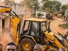 नया रायपुर के नकटी गांव में विधायक कॉलोनी बनाने के लिए गरीबों के 85 मकान पर चल रहा बुलडोजर….. नकटी में भारी तनाव का माहौल….. भारी पुलिस बल तैनात….. रेवेन्यू सहित प्रशासन की बड़ी टीम मौके पर मौजूद….