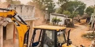 नया रायपुर के नकटी गांव में विधायक कॉलोनी बनाने के लिए गरीबों के 85 मकान पर चल रहा बुलडोजर….. नकटी में भारी तनाव का माहौल….. भारी पुलिस बल तैनात….. रेवेन्यू सहित प्रशासन की बड़ी टीम मौके पर मौजूद….