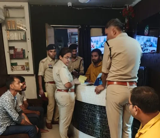 साइंस कॉलेज, यूनिवर्सिटी के आसपास चल रहे स्पा सेंटरों पर पुलिस का छापा…… रेगुलर कस्टमर की लिस्ट मांगी पुलिस ने…… सारे दस्तावेज खंगाल रही पुलिस….. अवैध कारोबार पर भी नजर….