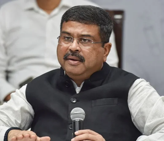 देश के शिक्षा मंत्री धर्मेंद्र प्रधान ने दिया इस्तीफा…..NEET पेपर लीक मसले पर जंतर मंतर पर आंदोलन कर रहे छात्रों के अगले मूवमेंट पर अब सबकी नजर….. हस्ताक्षर में पढ़े शिक्षा मंत्री के इस्तीफे की एक एक लाइन……