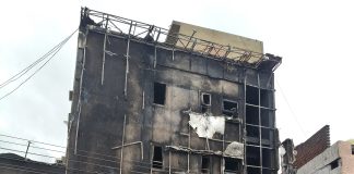 ऑक्टोपस बार में देर रात लगी भीषण आग…. पूरा बार जलकर हुआ खाक….. अगल बगल की दुकानें भी आग की चपेट में……