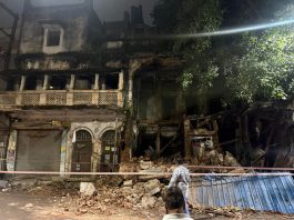 सदर बाजार में राज राधिका ज्वेलर्स के ठीक सामने की बिल्डिंग गिरी….. पूरे सदर बाजार में हड़कंप…… इमारत जर्जर और खाली पड़ी थी इसलिए किसी तरह का जानमाल का नुकसान नहीं……
