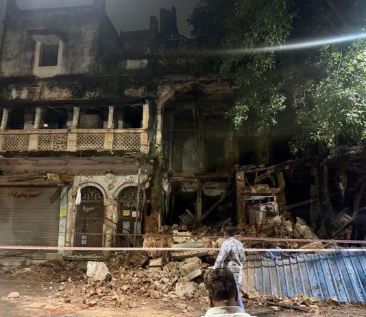 सदर बाजार में राज राधिका ज्वेलर्स के ठीक सामने की बिल्डिंग गिरी….. पूरे सदर बाजार में हड़कंप…… इमारत जर्जर और खाली पड़ी थी इसलिए किसी तरह का जानमाल का नुकसान नहीं……