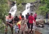 गरियाबंद के गजपल्ला वॉटरफॉल में डूबने से आनंद नगर के आदित्य चौधरी की हुई मौत….11 वीं कक्षा में पढ़ता था 17 साल का आदित्य….. दोस्तों के साथ पिकनिक मनाने गया था….. पूरे आनंद नगर में मातम का माहौल…..