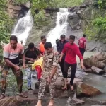 गरियाबंद के गजपल्ला वॉटरफॉल में डूबने से आनंद नगर के आदित्य चौधरी की हुई मौत….11 वीं कक्षा में पढ़ता था 17 साल का आदित्य….. दोस्तों के साथ पिकनिक मनाने गया था….. पूरे आनंद नगर में मातम का माहौल…..