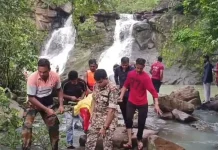 गरियाबंद के गजपल्ला वॉटरफॉल में डूबने से आनंद नगर के आदित्य चौधरी की हुई मौत….11 वीं कक्षा में पढ़ता था 17 साल का आदित्य….. दोस्तों के साथ पिकनिक मनाने गया था….. पूरे आनंद नगर में मातम का माहौल…..