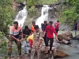 गरियाबंद के गजपल्ला वॉटरफॉल में डूबने से आनंद नगर के आदित्य चौधरी की हुई मौत….11 वीं कक्षा में पढ़ता था 17 साल का आदित्य….. दोस्तों के साथ पिकनिक मनाने गया था….. पूरे आनंद नगर में मातम का माहौल…..