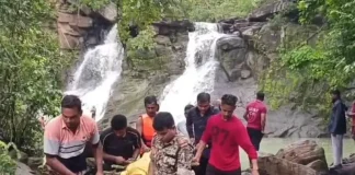गरियाबंद के गजपल्ला वॉटरफॉल में डूबने से आनंद नगर के आदित्य चौधरी की हुई मौत….11 वीं कक्षा में पढ़ता था 17 साल का आदित्य….. दोस्तों के साथ पिकनिक मनाने गया था….. पूरे आनंद नगर में मातम का माहौल…..
