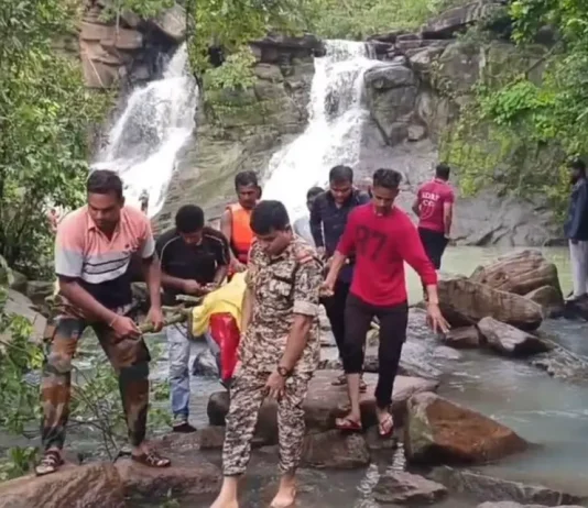 गरियाबंद के गजपल्ला वॉटरफॉल में डूबने से आनंद नगर के आदित्य चौधरी की हुई मौत….11 वीं कक्षा में पढ़ता था 17 साल का आदित्य….. दोस्तों के साथ पिकनिक मनाने गया था….. पूरे आनंद नगर में मातम का माहौल…..