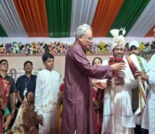 छत्तीसगढ़ सरकार में मंत्री खुशवंत साहब के सगे बड़े भाई ढाल दास कांग्रेस में शामिल…… पूर्व सीएम भूपेश बघेल ने सीएम हाउस के सामने अपने सरकारी निवास में गमछा पहनाकर किया स्वागत…… राज्य की राजनीति में बड़ा घटनाक्रम…..