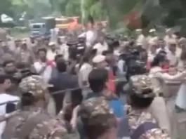 दिल्ली का VIP इलाका पूरी तरह से फोर्स के कब्जे में…..45 से अधिक मेट्रो स्टेशन बंद….. कॉकरोच पार्टी के 500 से अधिक नेता व कार्यकर्ता हिरासत में….. ज्ञानेश कुमार के खिलाफ लगातार बड़े प्रदर्शन…..