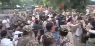 दिल्ली का VIP इलाका पूरी तरह से फोर्स के कब्जे में…..45 से अधिक मेट्रो स्टेशन बंद….. कॉकरोच पार्टी के 500 से अधिक नेता व कार्यकर्ता हिरासत में….. ज्ञानेश कुमार के खिलाफ लगातार बड़े प्रदर्शन…..